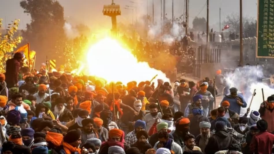Several protesting farmers have suffered injuries as Haryana police and paramilitary force personnel hurled tear gas shells at Khanouri Border. Several protesting farmers have suffered injuries as Haryana police and paramilitary force personnel hurled tear gas shells at Khanouri Border.