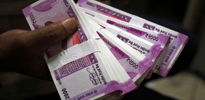On May 19, 2023, the central bank announced the withdrawal of Rs 2,000 denomination banknotes from circulation. (Reuters) On May 19, 2023, the central bank announced the withdrawal of Rs 2,000 denomination banknotes from circulation. (Reuters)