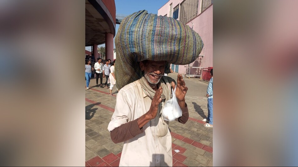 Controversy Erupts as Farmer Barred from Bengaluru Metro Over Attire: Social Media Outrage Ensues Controversy Erupts as Farmer Barred from Bengaluru Metro Over Attire: Social Media Outrage Ensues