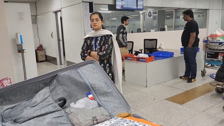 Kashmiri journalist Yana Mir alleges harassment by Delhi airport customs officials over empty Louis Vuitton bags. Kashmiri journalist Yana Mir alleges harassment by Delhi airport customs officials over empty Louis Vuitton bags.