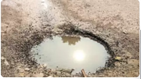 Entrepreneurs in Greater Noida voice concerns over infrastructure issues during Udyog Bandhu meeting, GNIDA CEO promises swift resolution. Entrepreneurs in Greater Noida voice concerns over infrastructure issues during Udyog Bandhu meeting, GNIDA CEO promises swift resolution.