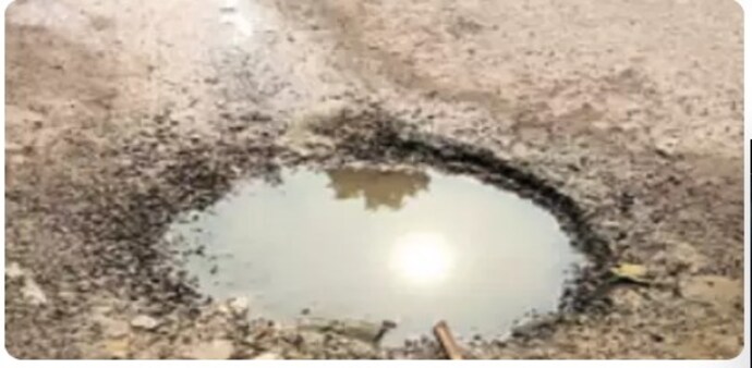 Entrepreneurs in Greater Noida voice concerns over infrastructure issues during Udyog Bandhu meeting, GNIDA CEO promises swift resolution. Entrepreneurs in Greater Noida voice concerns over infrastructure issues during Udyog Bandhu meeting, GNIDA CEO promises swift resolution.