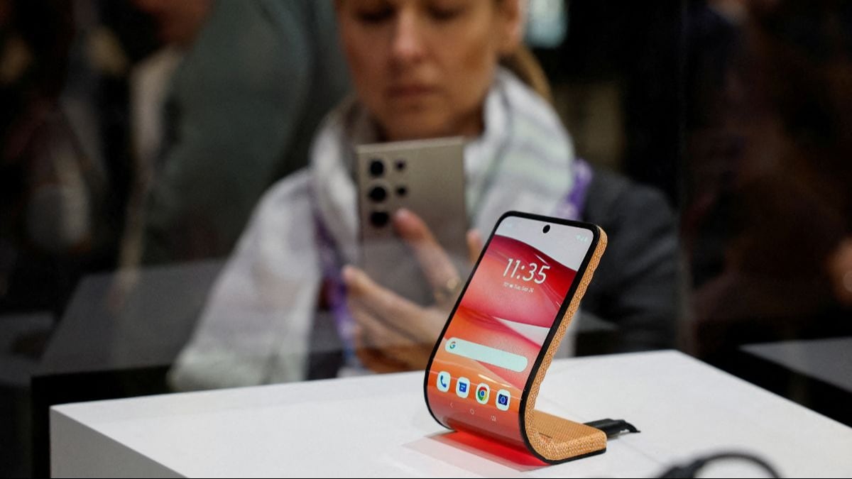 MWC 2024: Após notebook com tela transparente, Motorola traz celular vestível para usar no pulso 2 MWC 2024: Motorola adaptive display, Lenovo transparent display, Xiaomi SU7 EV and more showcased - BusinessToday
