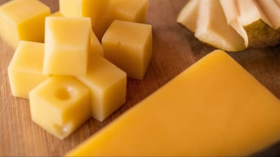 "Maharashtra Cracks Down on Fast-Food Chains Over Cheese Substitutes: McDonald's Among Those Under Scrutiny" "Maharashtra Cracks Down on Fast-Food Chains Over Cheese Substitutes: McDonald's Among Those Under Scrutiny"