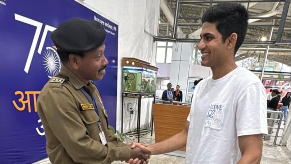 Shubman Gill meets Gujarat Titan teammate Robin Minz's father, on-duty at Ranchi airport Shubman Gill meets Gujarat Titan teammate Robin Minz's father, on-duty at Ranchi airport