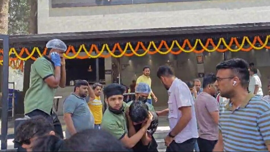 Following the low-intensity bomb blast at Rameshwaram Cafe in Bengaluru on Friday (Mar 1), where an Improvised Explosive Device (IED) was employed, ten people sustained injuries. Following the low-intensity bomb blast at Rameshwaram Cafe in Bengaluru on Friday (Mar 1), where an Improvised Explosive Device (IED) was employed, ten people sustained injuries.