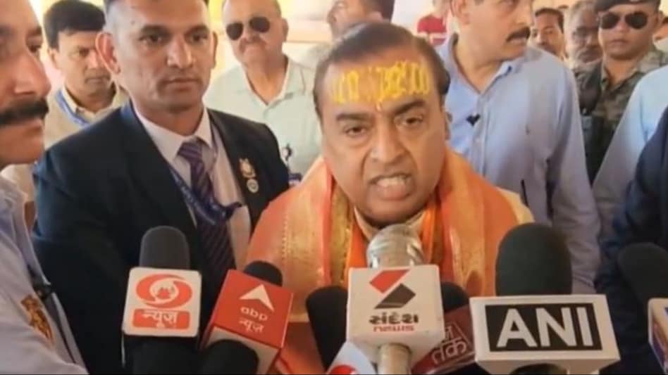 Mukesh Ambani offers prayers at Dwarkadhish temple post AnantRadhika's