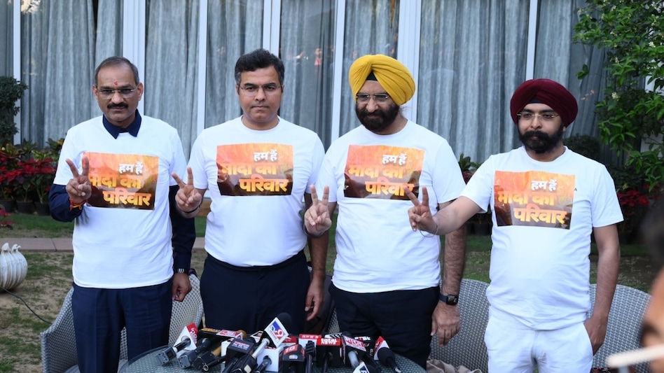 Delhi Police Register FIR Over Controversial PM Modi Posters: Details on 'Modi ka asli pariwar' Controversy Delhi Police Register FIR Over Controversial PM Modi Posters: Details on 'Modi ka asli pariwar' Controversy