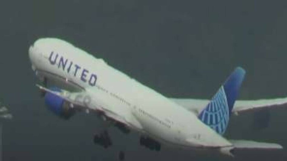 United Airlines flight loses tyre shortly after take-off, video goes viral United Airlines flight loses tyre shortly after take-off, video goes viral