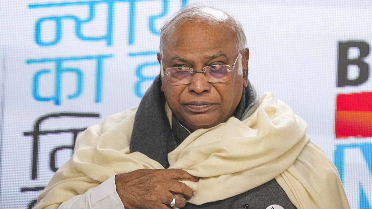 Kharge called on the public to ensure Congress's victory in the forthcoming Lok Sabha polls to protect the constitution and democracy Kharge called on the public to ensure Congress's victory in the forthcoming Lok Sabha polls to protect the constitution and democracy
