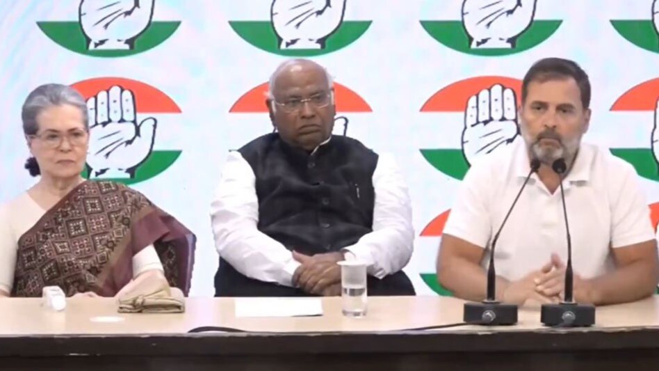 'No money to buy even train ticket': Rahul Gandhi blasts Centre for freezing of Congress' bank accounts 'No money to buy even train ticket': Rahul Gandhi blasts Centre for freezing of Congress' bank accounts