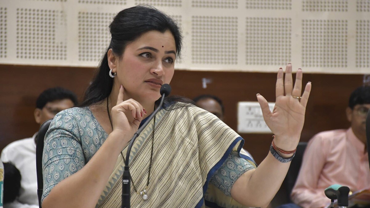 Navneet Rana's Induction Into BJP and Candidature for Amravati Criticized as 'Downfall of Democracy' and 'Political Suicide Navneet Rana's Induction Into BJP and Candidature for Amravati Criticized as 'Downfall of Democracy' and 'Political Suicide