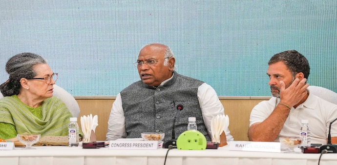 Congress served with tax notice of Rs 1700 crore Congress served with tax notice of Rs 1700 crore