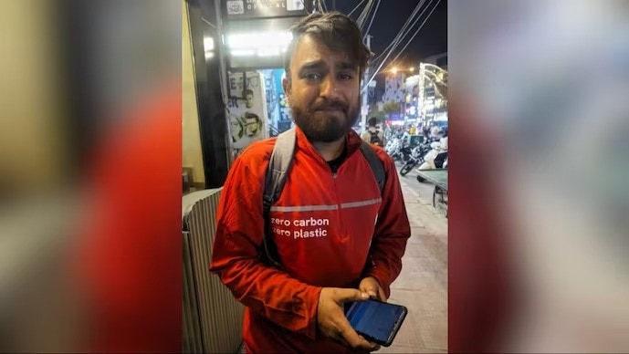 The delivery partner, visibly distraught and in tears, informed Soham that Zomato had suspended his account, leaving him in a state of financial distress. The delivery partner, visibly distraught and in tears, informed Soham that Zomato had suspended his account, leaving him in a state of financial distress.