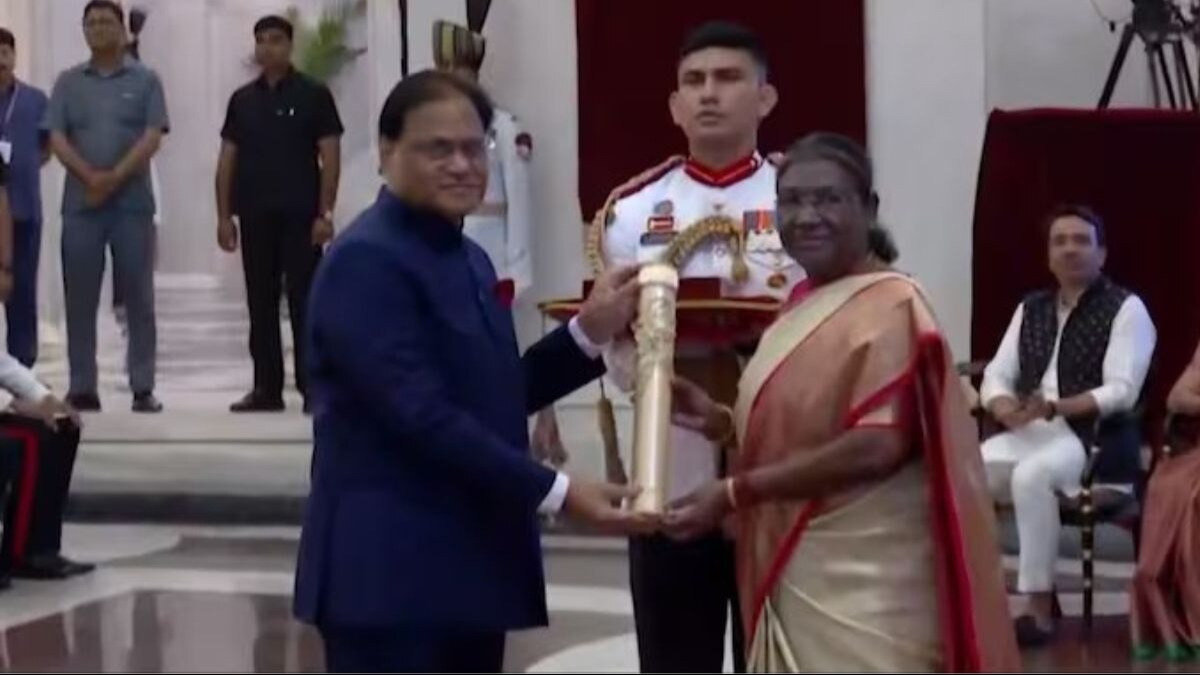 PV Prabhakar Rao, the son of the late Congress leader, received the Bharat Ratna on his behalf. PV Prabhakar Rao, the son of the late Congress leader, received the Bharat Ratna on his behalf.