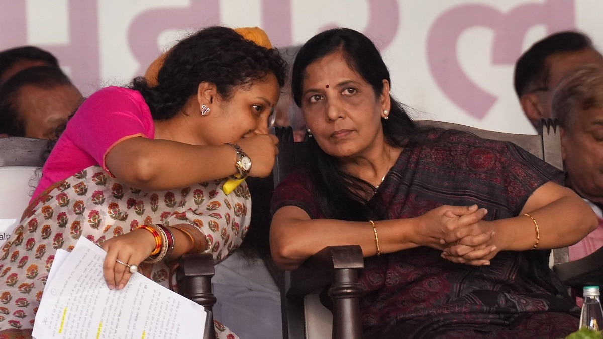 Kalpana Soren and Sunita Kejriwal at the INDIA bloc rally at Ramlila Maidan Kalpana Soren and Sunita Kejriwal at the INDIA bloc rally at Ramlila Maidan