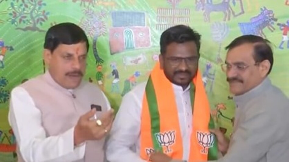 Chhindwara Mayor and Congress Leader Vikram Ahake Switches to BJP ahead of Lok Sabha Polls in Madhya Pradesh Chhindwara Mayor and Congress Leader Vikram Ahake Switches to BJP ahead of Lok Sabha Polls in Madhya Pradesh