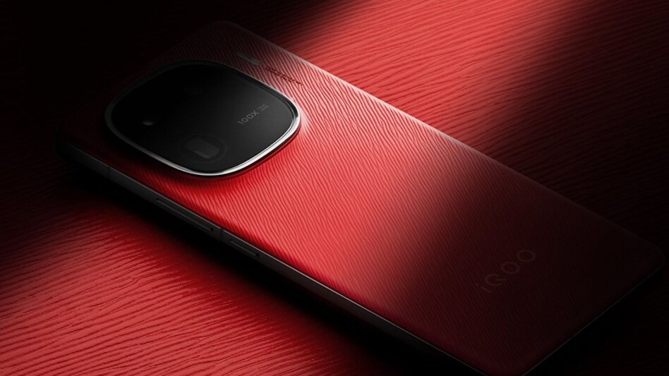 iQOO 12 Anniversary Edition in Desert Red iQOO 12 Anniversary Edition in Desert Red