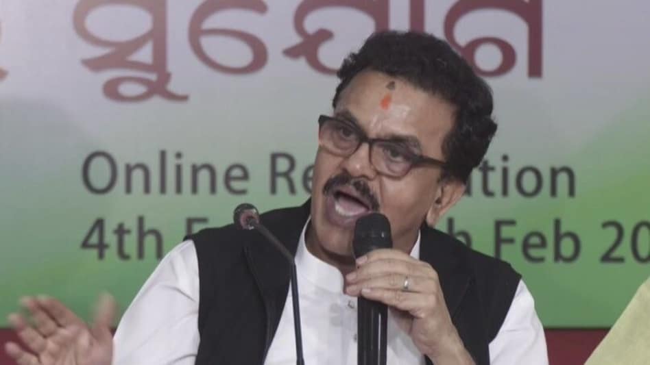 Not only this, the Congress also removed Sanjay Nirupam from its list of star campaigners in Maharashtra. Not only this, the Congress also removed Sanjay Nirupam from its list of star campaigners in Maharashtra.