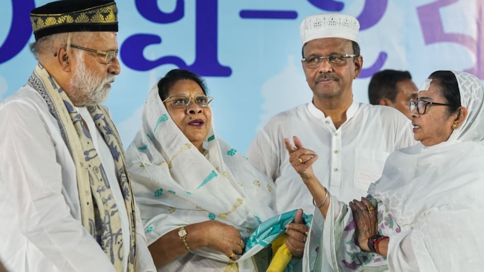 Mamata Banerjee interacts with Sudip Bandyopadhyay and Mala Roy while Kolkata Mayor Firhad Hakim (2R) looks on during 'Dawat-e-Iftar' during Ramadan in Kolkata Mamata Banerjee interacts with Sudip Bandyopadhyay and Mala Roy while Kolkata Mayor Firhad Hakim (2R) looks on during 'Dawat-e-Iftar' during Ramadan in Kolkata