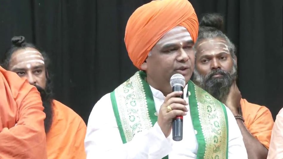 Fakkireshwar Mutt seer Jagadguru Fakira Dingaleshwar Mahaswami will contest as an independent from the Dharwad Lok Sabha constituency. Fakkireshwar Mutt seer Jagadguru Fakira Dingaleshwar Mahaswami will contest as an independent from the Dharwad Lok Sabha constituency.