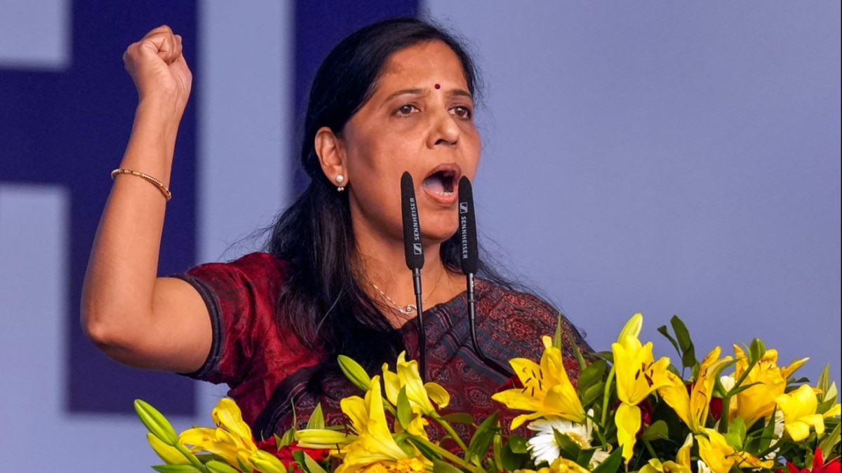 Kejriwal's Wife To Campaign for AAP in Gujarat Kejriwal's Wife To Campaign for AAP in Gujarat