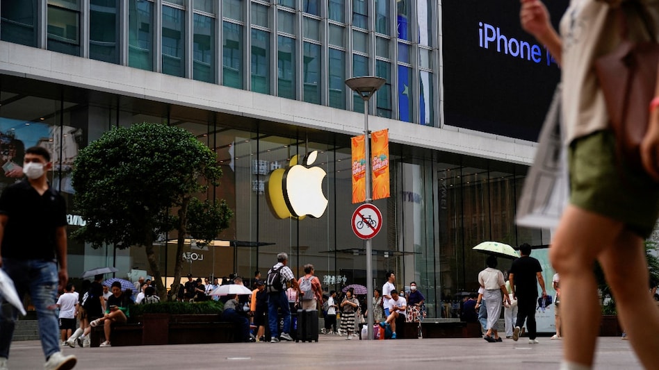 FILE PHOTO: People walk past an Apple store in Shanghai, China REUTERS/Aly Song/File Photo FILE PHOTO: People walk past an Apple store in Shanghai, China REUTERS/Aly Song/File Photo