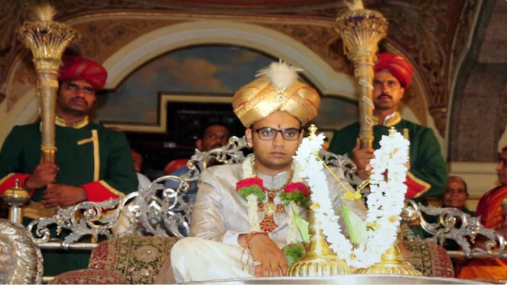 Lok Sabha polls 2024: While the BJP has gone the royal route in Mysore, the Congress has went the aam aadmi way. Lok Sabha polls 2024: While the BJP has gone the royal route in Mysore, the Congress has went the aam aadmi way.