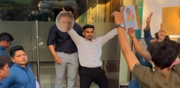 Pune man dances to dhol beats after quitting his job Pune man dances to dhol beats after quitting his job