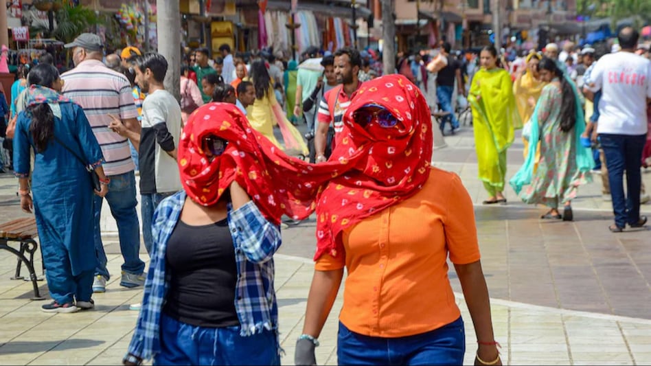 The IMD has already issued a red alert for some places in West Bengal and Odisha till the end of April. The IMD has already issued a red alert for some places in West Bengal and Odisha till the end of April.