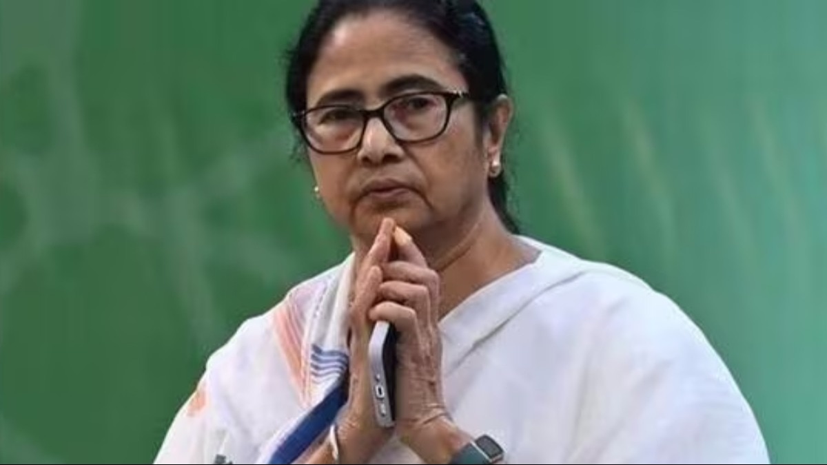 Bengal CM Mamata Banerjee falls, injures self while boarding helicopter in Durgapur Bengal CM Mamata Banerjee falls, injures self while boarding helicopter in Durgapur