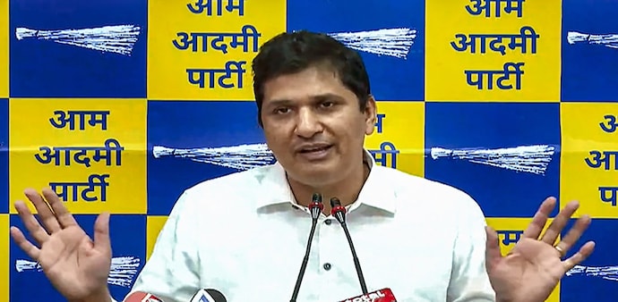 Saurabh Bharadwaj said that many people speculate a connection between the coronavirus vaccine and deaths of young people due to collapsing. Saurabh Bharadwaj said that many people speculate a connection between the coronavirus vaccine and deaths of young people due to collapsing.