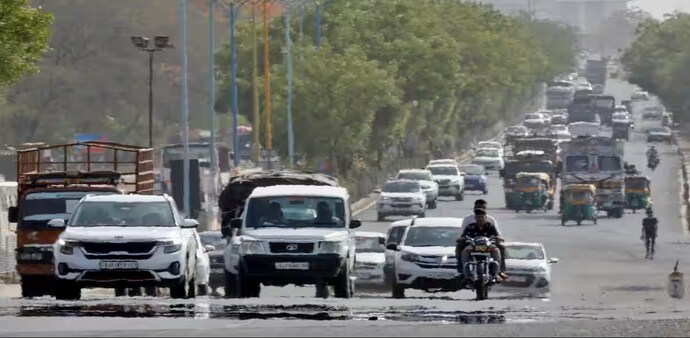 Earlier in the day, IMD predicted that Delhi may receive light rains. Earlier in the day, IMD predicted that Delhi may receive light rains.