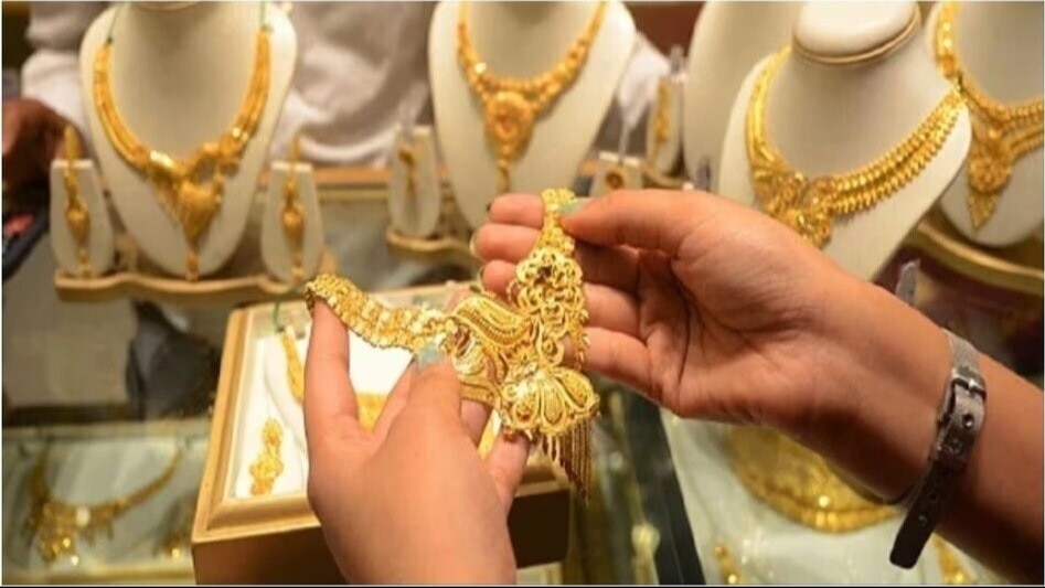 Check the hallmark, which helps indicate its purity and authenticity. Check the hallmark, which helps indicate its purity and authenticity.