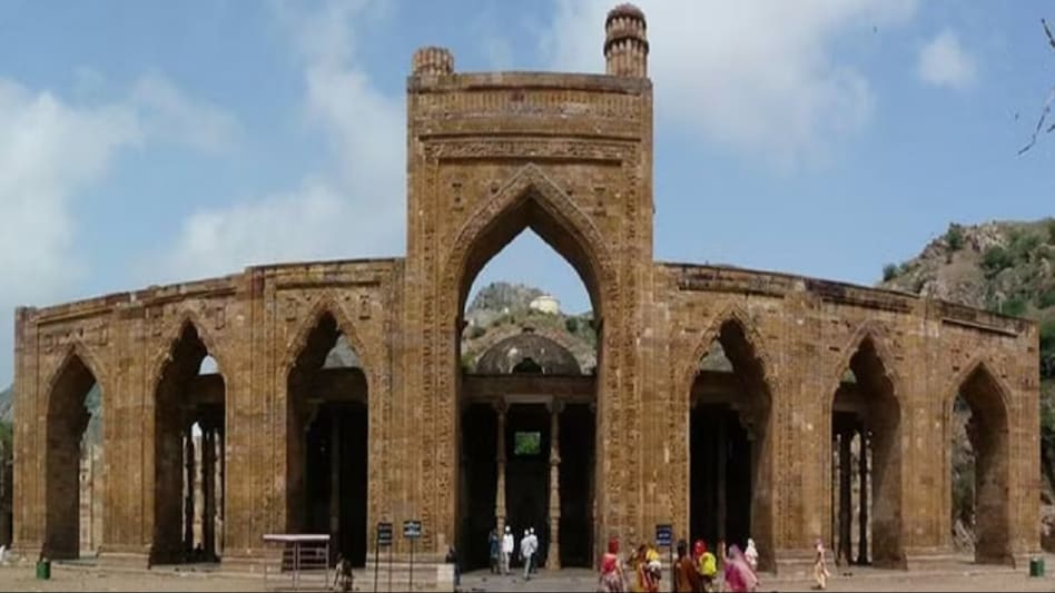 As per ASI, the monument was built by Qutub-ud-Din-Aibak, the first Sultan of the Delhi Sultanate, in AD 1199. As per ASI, the monument was built by Qutub-ud-Din-Aibak, the first Sultan of the Delhi Sultanate, in AD 1199.
