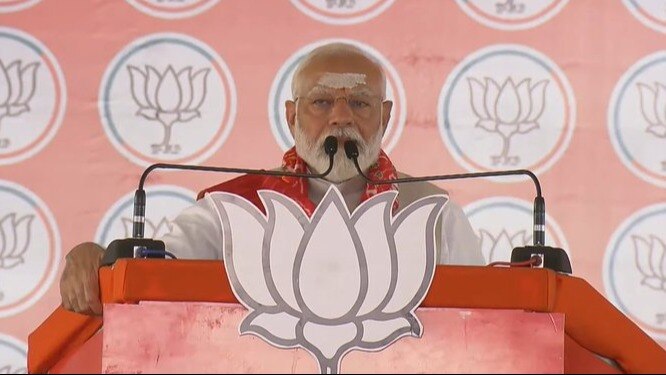 Modi also attacked Rahul Gandhi over this remark and said that nobody has the right to look down on Indians Modi also attacked Rahul Gandhi over this remark and said that nobody has the right to look down on Indians