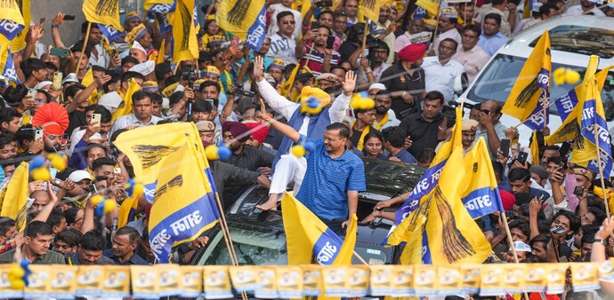New Delhi: Delhi Chief Minister and AAP convenor Arvind Kejriwal with Punjab Chief Minister Bhagwant Mann during a road show for Lok Sabha elections, at Mehrauli in New Delhi, Saturday, May 11, 2024. (PTI Photo/Kamal Singh)(PTI05_11_2024_000287A) New Delhi: Delhi Chief Minister and AAP convenor Arvind Kejriwal with Punjab Chief Minister Bhagwant Mann during a road show for Lok Sabha elections, at Mehrauli in New Delhi, Saturday, May 11, 2024. (PTI Photo/Kamal Singh)(PTI05_11_2024_000287A)