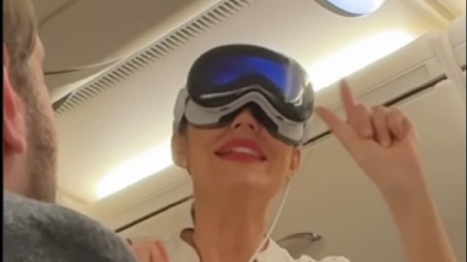 Emirates flight attendant tries Apple Vision Pro Emirates flight attendant tries Apple Vision Pro