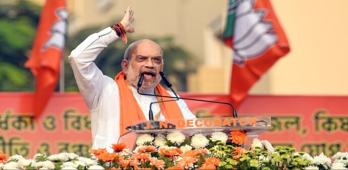 Hitting out at the TMC over the prevailing state of affairs in Bengal, the Union Home Minister said, “Violence, oppression and appeasement are rampant in the state.” Hitting out at the TMC over the prevailing state of affairs in Bengal, the Union Home Minister said, “Violence, oppression and appeasement are rampant in the state.”