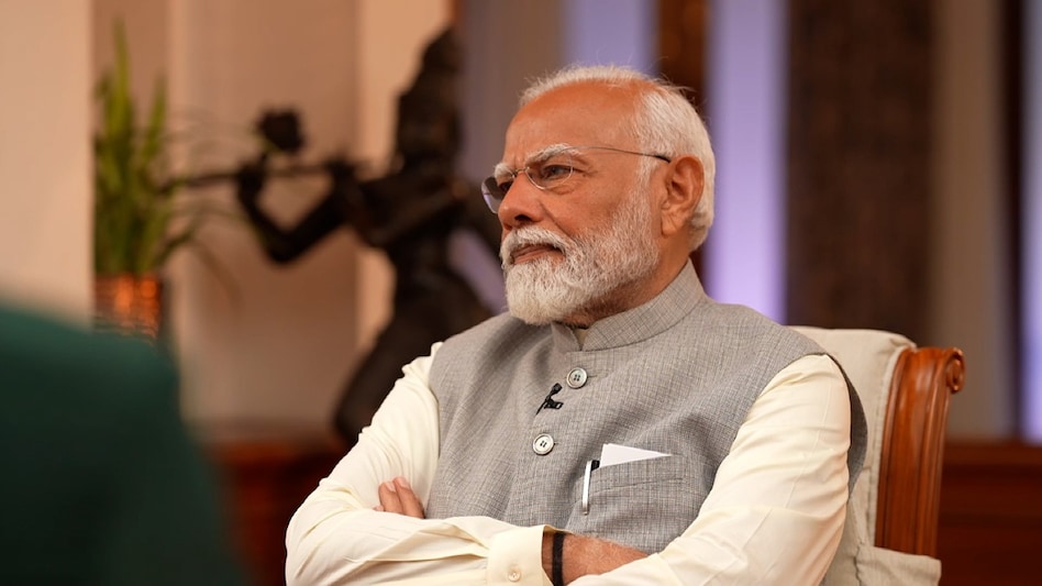 Talking about the Nehru-Gandhi family, PM Modi said that the family 'is burdened.' Talking about the Nehru-Gandhi family, PM Modi said that the family 'is burdened.'