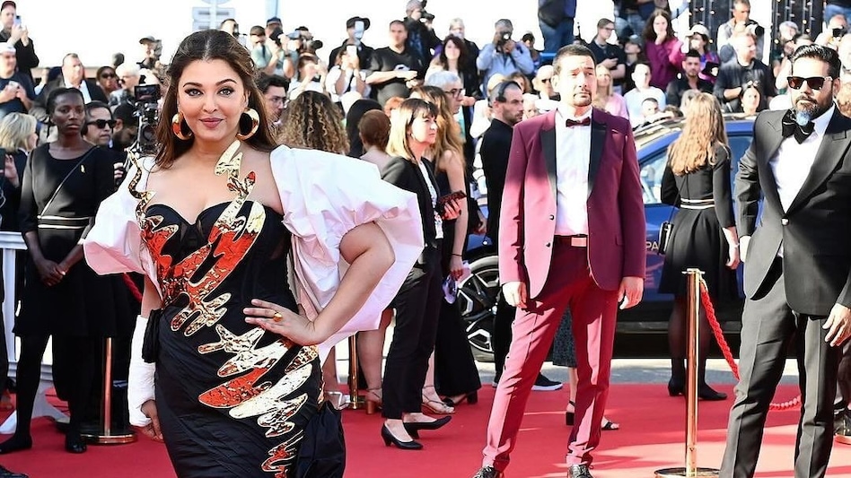 The black gown featured golden details and white puffed sleeves, adding drama to her ensemble The black gown featured golden details and white puffed sleeves, adding drama to her ensemble