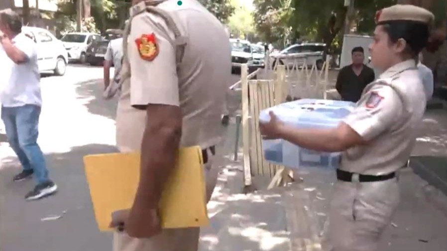 The Delhi Police arrested Kejriwal's aide Bibhav Kumar on Saturday for allegedly assaulting Swati Maliwal. The Delhi Police arrested Kejriwal's aide Bibhav Kumar on Saturday for allegedly assaulting Swati Maliwal.