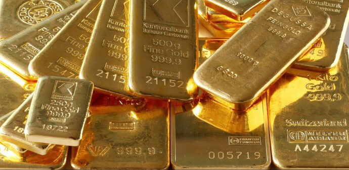 Gold loans come in the range of 8-16% on an average while personal loans begin at 12% and above. Gold loans come in the range of 8-16% on an average while personal loans begin at 12% and above.