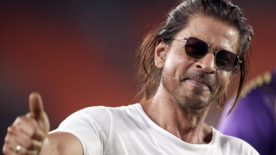 Shah Rukh Khan gets discharged from Ahmedabad hospital, to depart for Mumbai soon Shah Rukh Khan gets discharged from Ahmedabad hospital, to depart for Mumbai soon