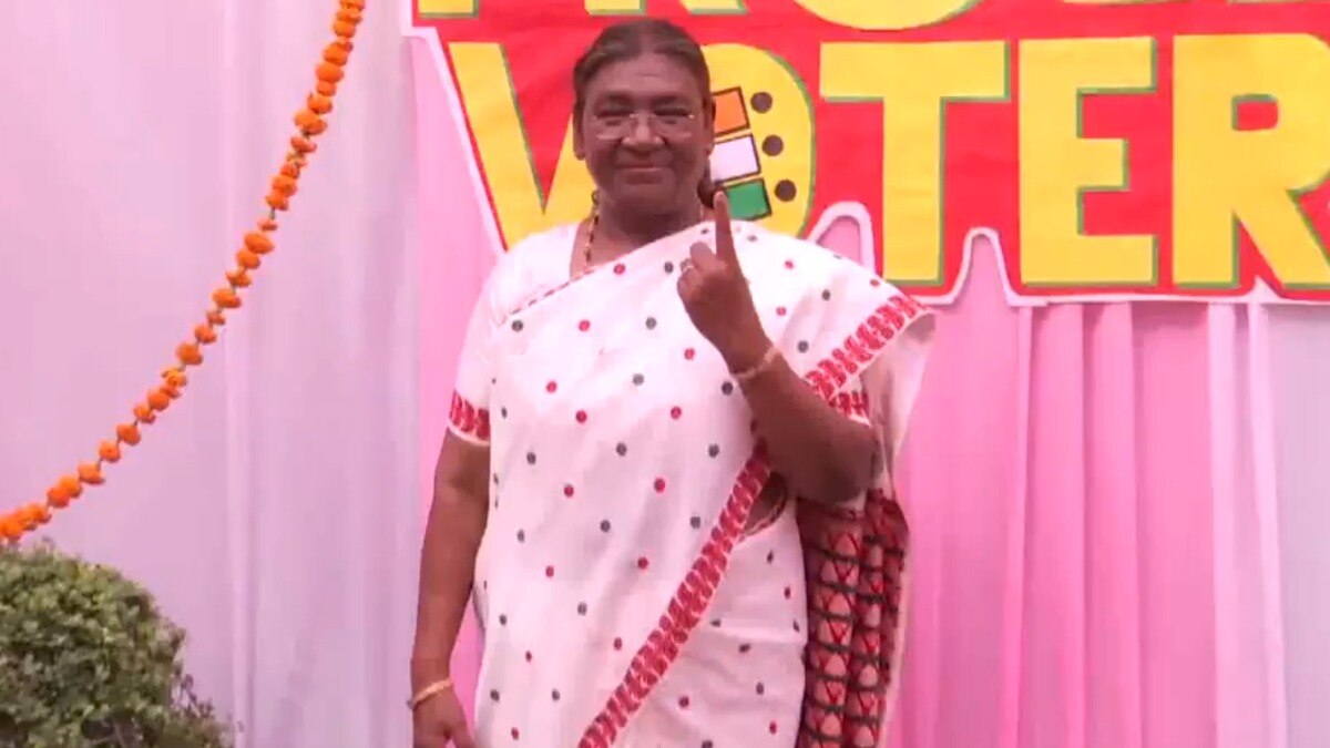 President Draupadi Murmu casts vote (X/@ANI) President Draupadi Murmu casts vote (X/@ANI)