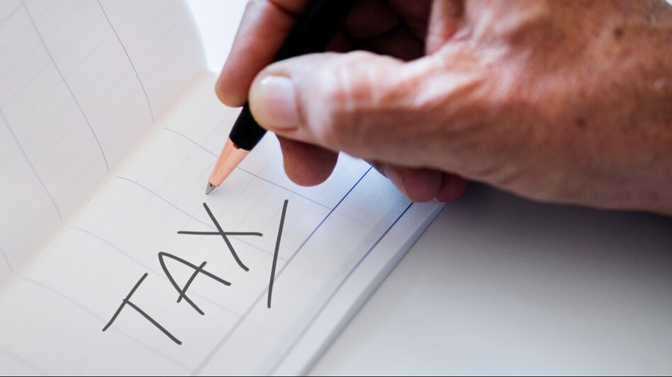 Salaried individuals usually file tax returns based on the Form 16 received from employers. Salaried individuals usually file tax returns based on the Form 16 received from employers.