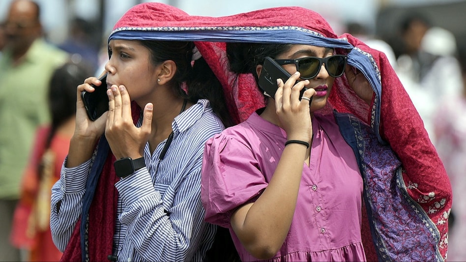 Delhi heatwave: IMD issues yellow alert as temperature expected to soar to 44°C today Delhi heatwave: IMD issues yellow alert as temperature expected to soar to 44°C today