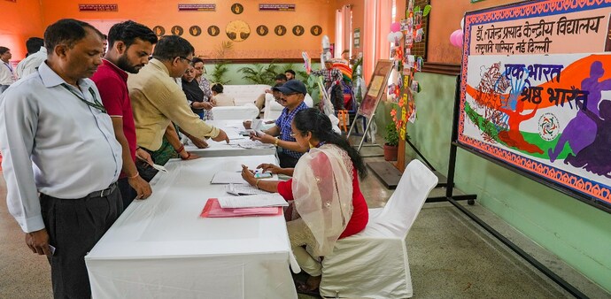 New Delhi: People cast vote at Dr. Rajendra Prasad Kendriya Vidyalaya, Presidents Estate, during the sixth phase of Lok Sabha elections, in New Delhi, Saturday, May 25, 2024. (PTI Photo/Manvender Vashist Lav) New Delhi: People cast vote at Dr. Rajendra Prasad Kendriya Vidyalaya, Presidents Estate, during the sixth phase of Lok Sabha elections, in New Delhi, Saturday, May 25, 2024. (PTI Photo/Manvender Vashist Lav)