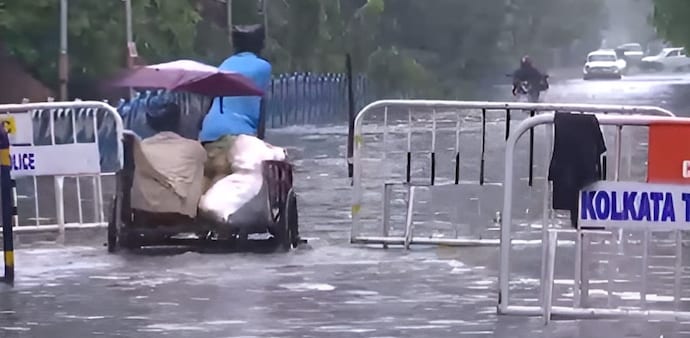 Traffic had to be diverted as waterlogging was also reported from places including Southern Avenue, Lake View Road, Pratapaditya Road, Tollygunge Phari, Alipore and Central Avenue Traffic had to be diverted as waterlogging was also reported from places including Southern Avenue, Lake View Road, Pratapaditya Road, Tollygunge Phari, Alipore and Central Avenue