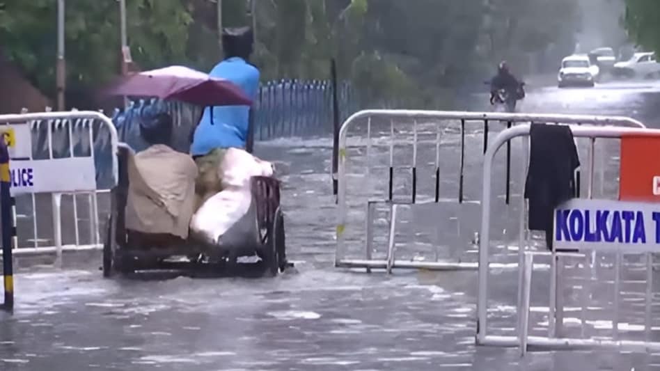 Traffic had to be diverted as waterlogging was also reported from places including Southern Avenue, Lake View Road, Pratapaditya Road, Tollygunge Phari, Alipore and Central Avenue Traffic had to be diverted as waterlogging was also reported from places including Southern Avenue, Lake View Road, Pratapaditya Road, Tollygunge Phari, Alipore and Central Avenue